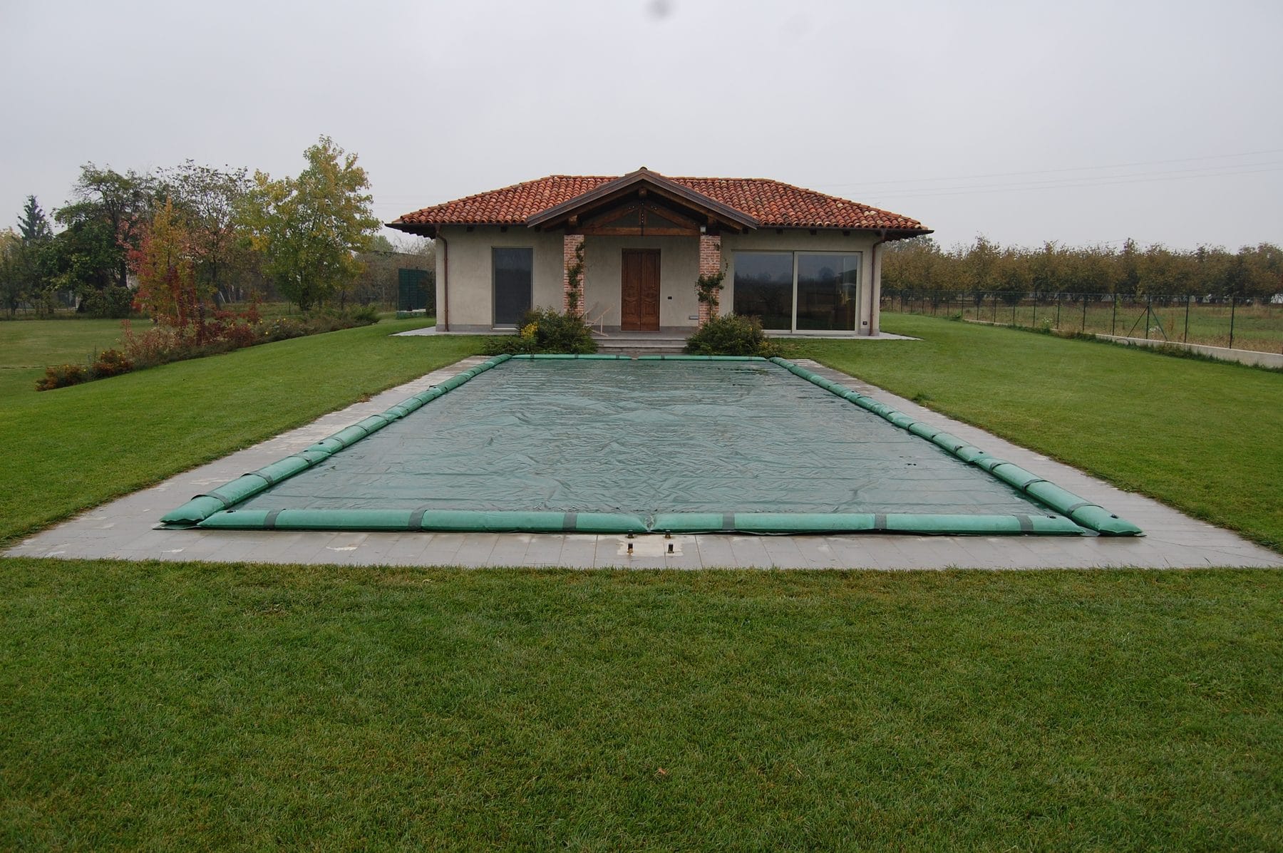 Copertura per piscina realizzata su misura da Triotex