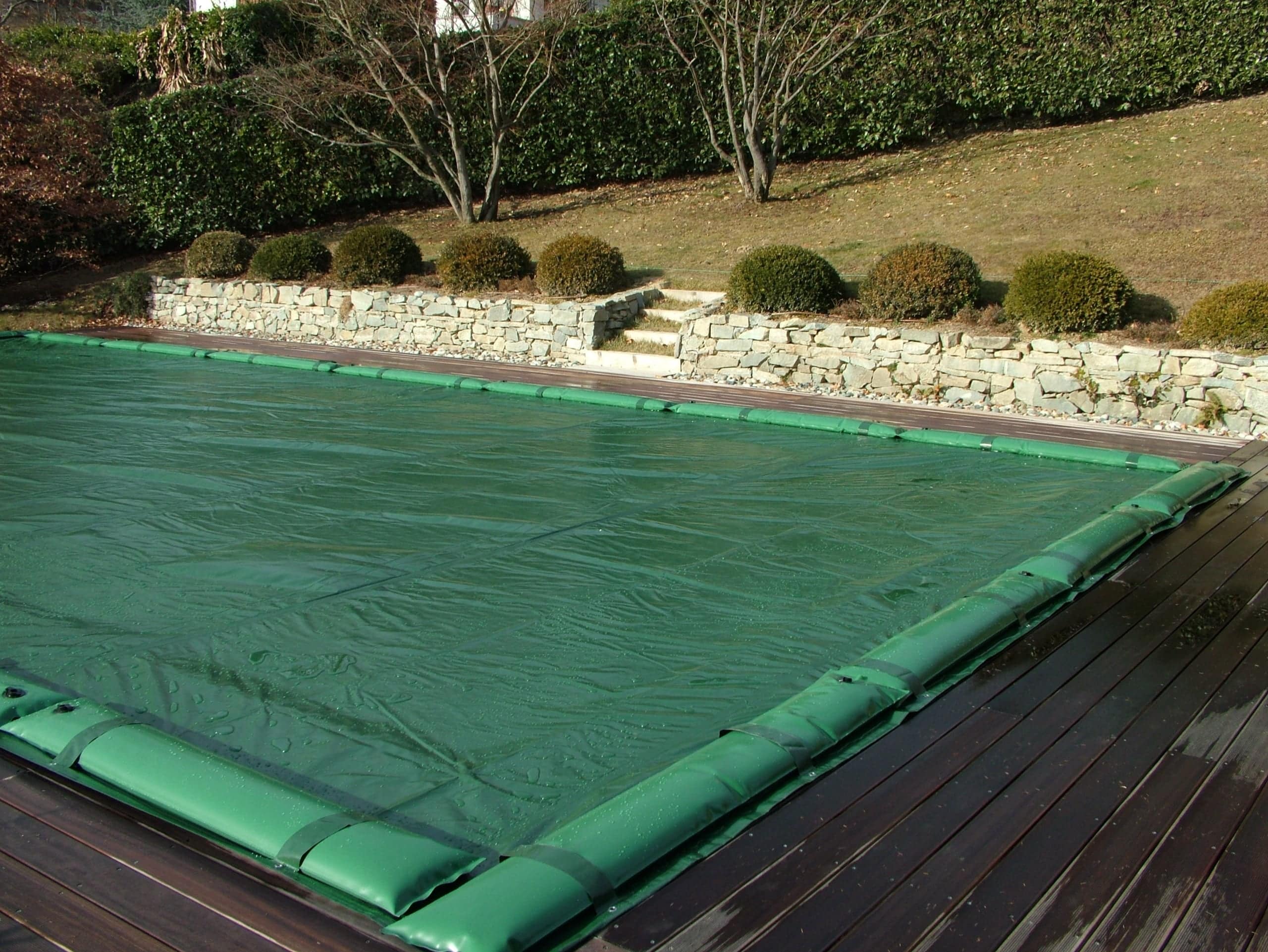 Copertura invernale verde con serbatoi su piscina residenziale