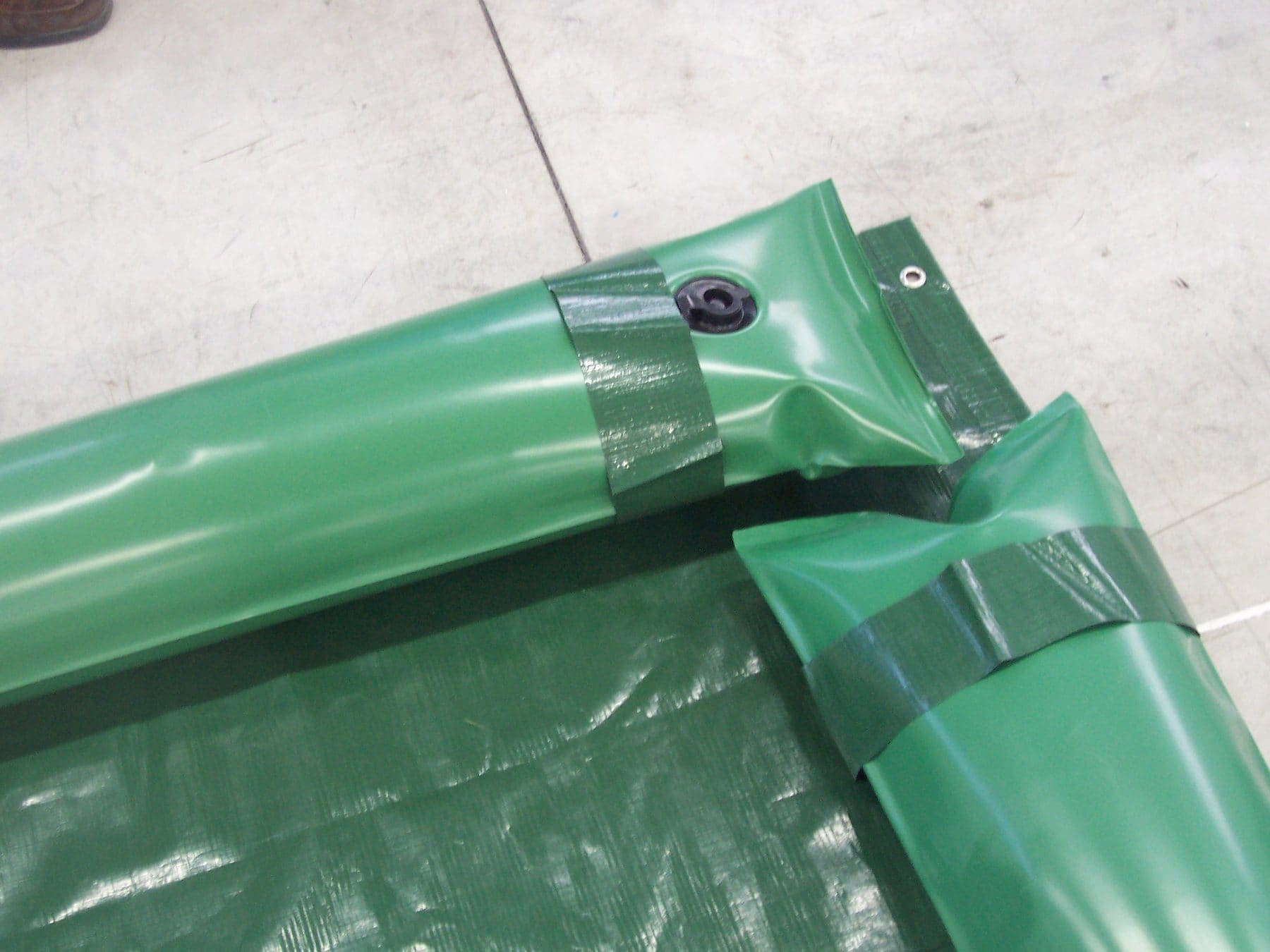 Copertura verde sopra e nera sotto con serbatoi